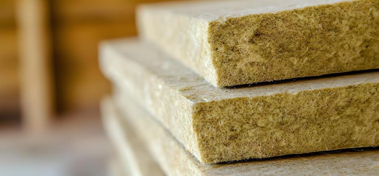 Rockwool hőszigetelés kőzetgyapot táblák egymásra pakolva Egymásra helyezett Rockwool hőszigetelés táblák közelről fotózva