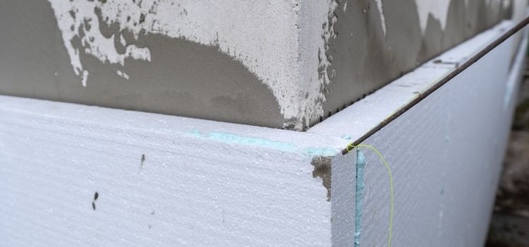 xps hőszigetelés lábazati szigeteléshez pontos illesztéssel xps hőszigetelés a lábazaton, szigetelő tábla illesztése a saroknál